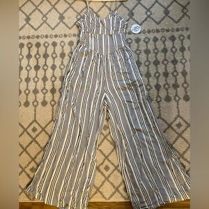 Elegant White and Black Jumpsuit with Fitted Bodice and Wide-Leg Silhouette